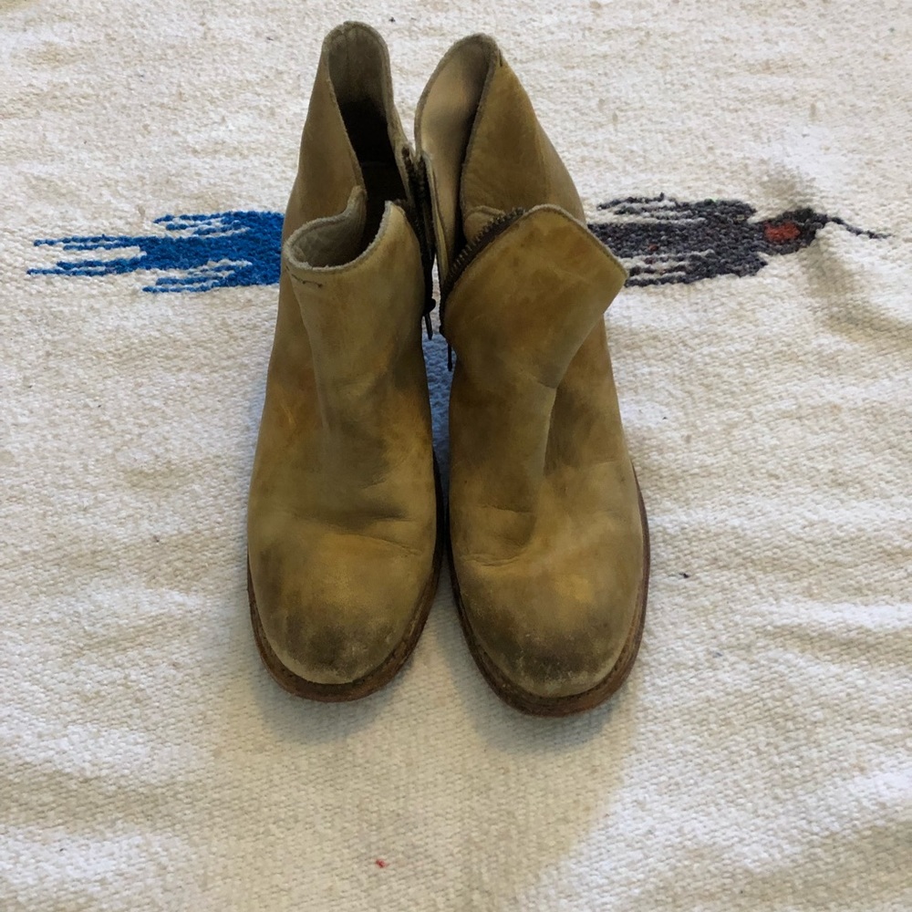 Blonde half boots with heel.